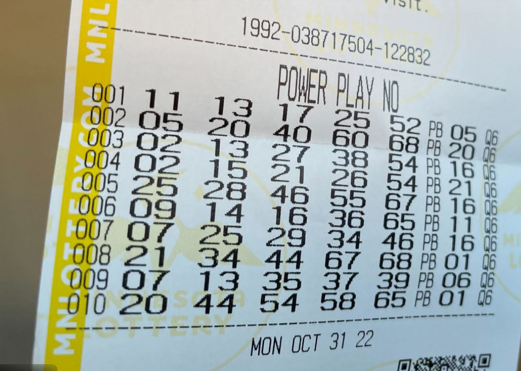 пример уже напечатанного чека с числами, который вы получаете после покупки (с распознанными выигрышными числами). 