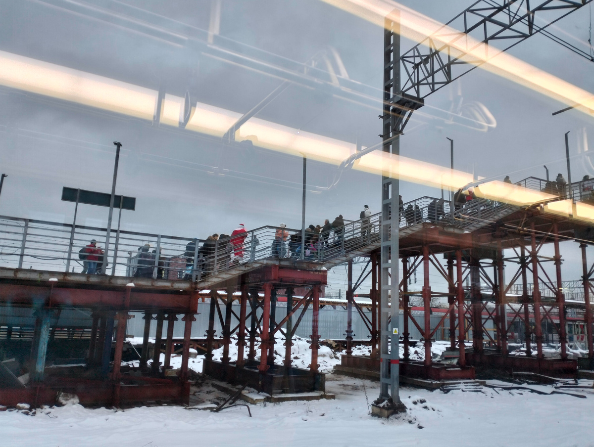 И Дед Мороз, видите, по лестнице забирается?