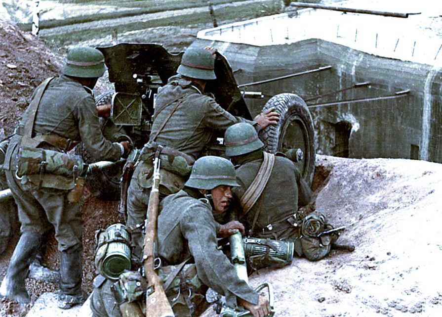 Германский расчет 37-мм противотанковой пушки Рак 35-36, Польша, январь 1945 г.