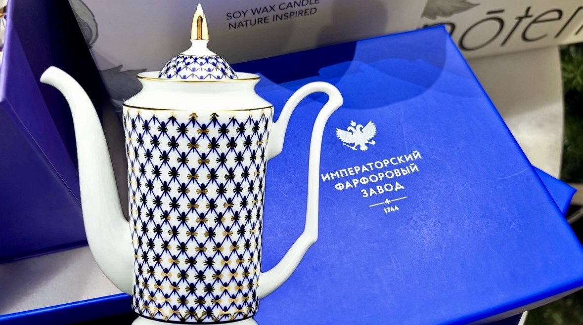 Идея кобальтовой сетки возникла у Анны Абрамовны по аналогии с заклеенными крест накрест окнами домов в блокадном Ленинграде 