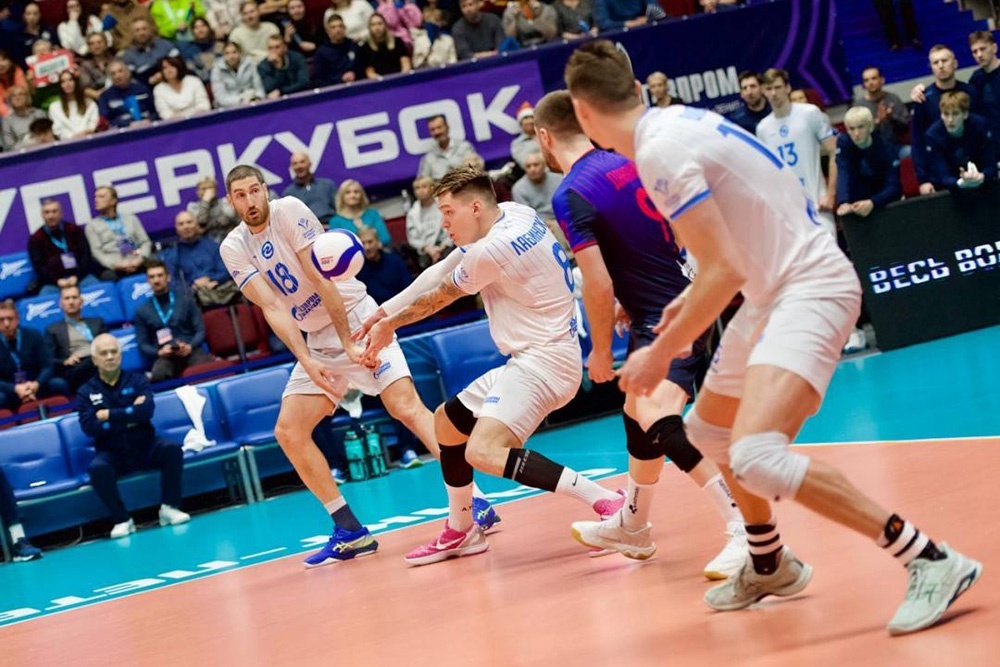    Максим Михайлов (на дальнем плане) в финале Суперкубка набрал 21 очко. / volley.ru
