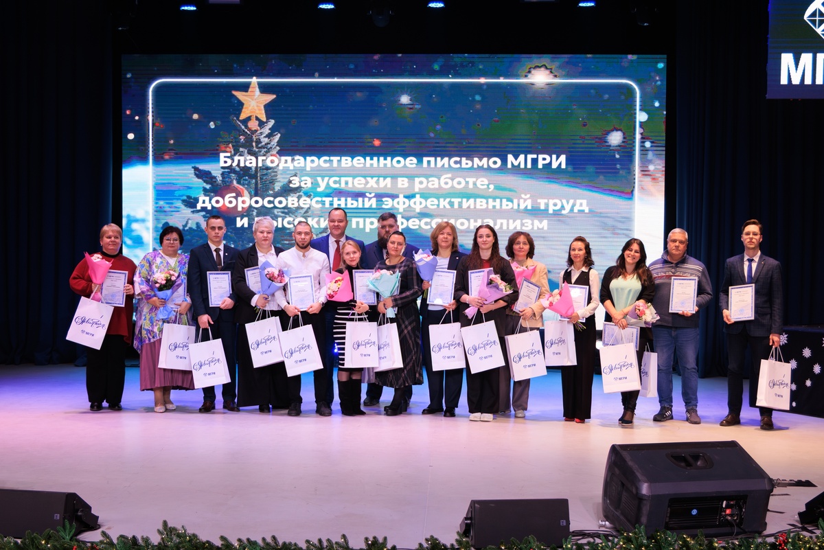 Я крайняя слева в красном свитере. Рядом - та коллега с нашей кафедры, в паре с которой нас каждый раз выдвигали на награждение.