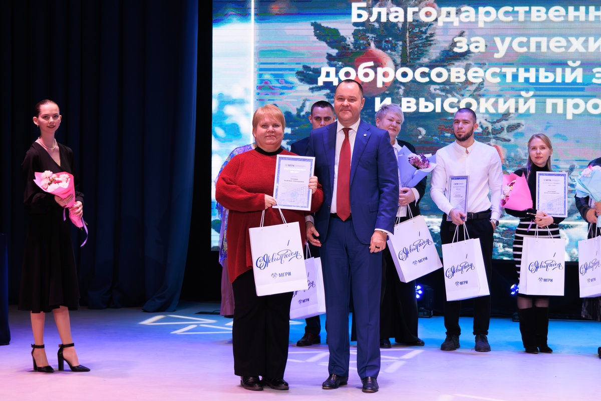 Я с одним из проректоров, который награждал нашу партию "награждаемых"