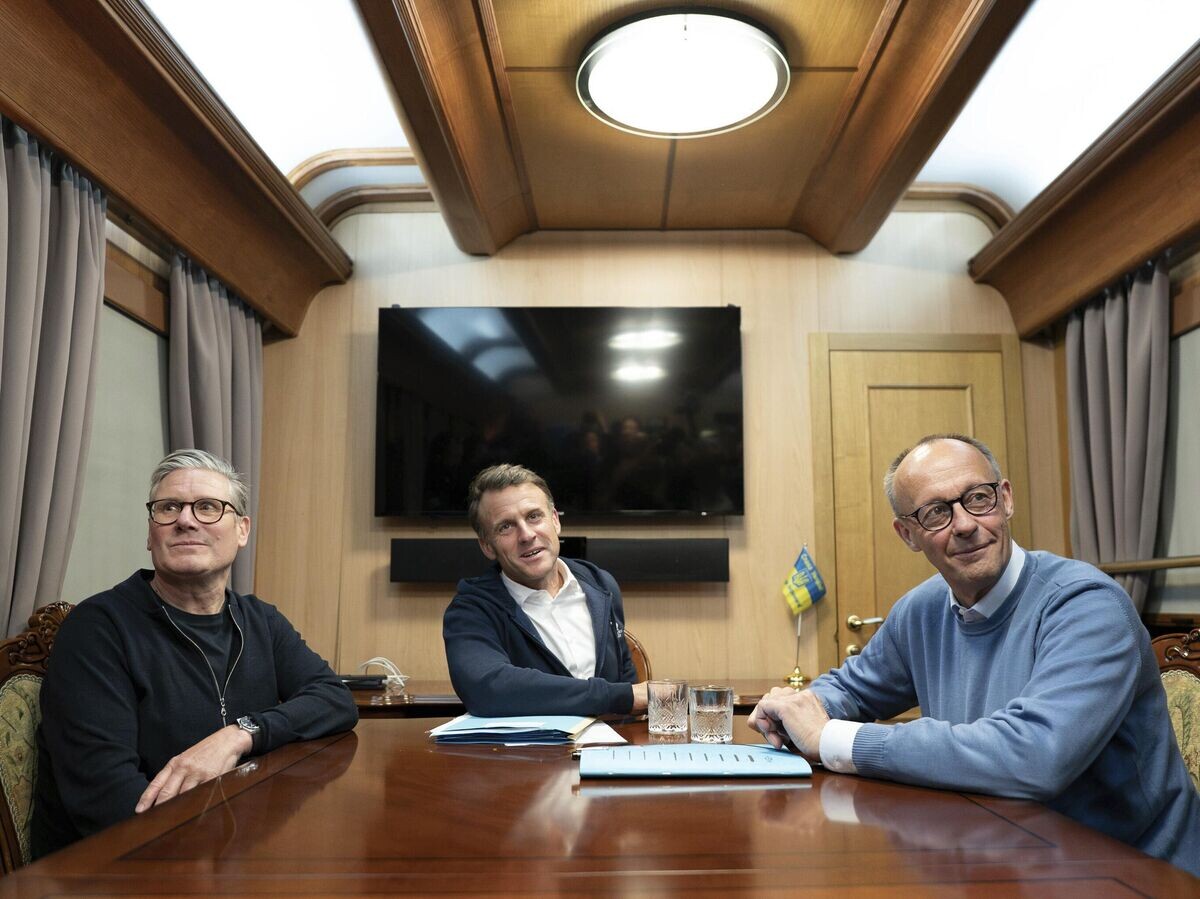    Премьер-министр Великобритании Кир Стармер, президент Франции Эммануэль Макрон и канцлер Германии Фридрих Мерц в поезде, направляющемся в Киев | © AP Photo / Stefan Rousseau