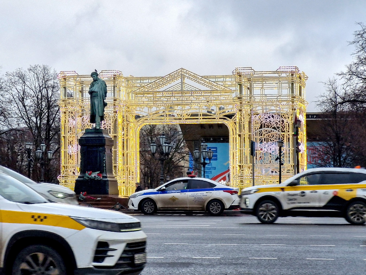 Пушкинская площадь, декабрь 2025 