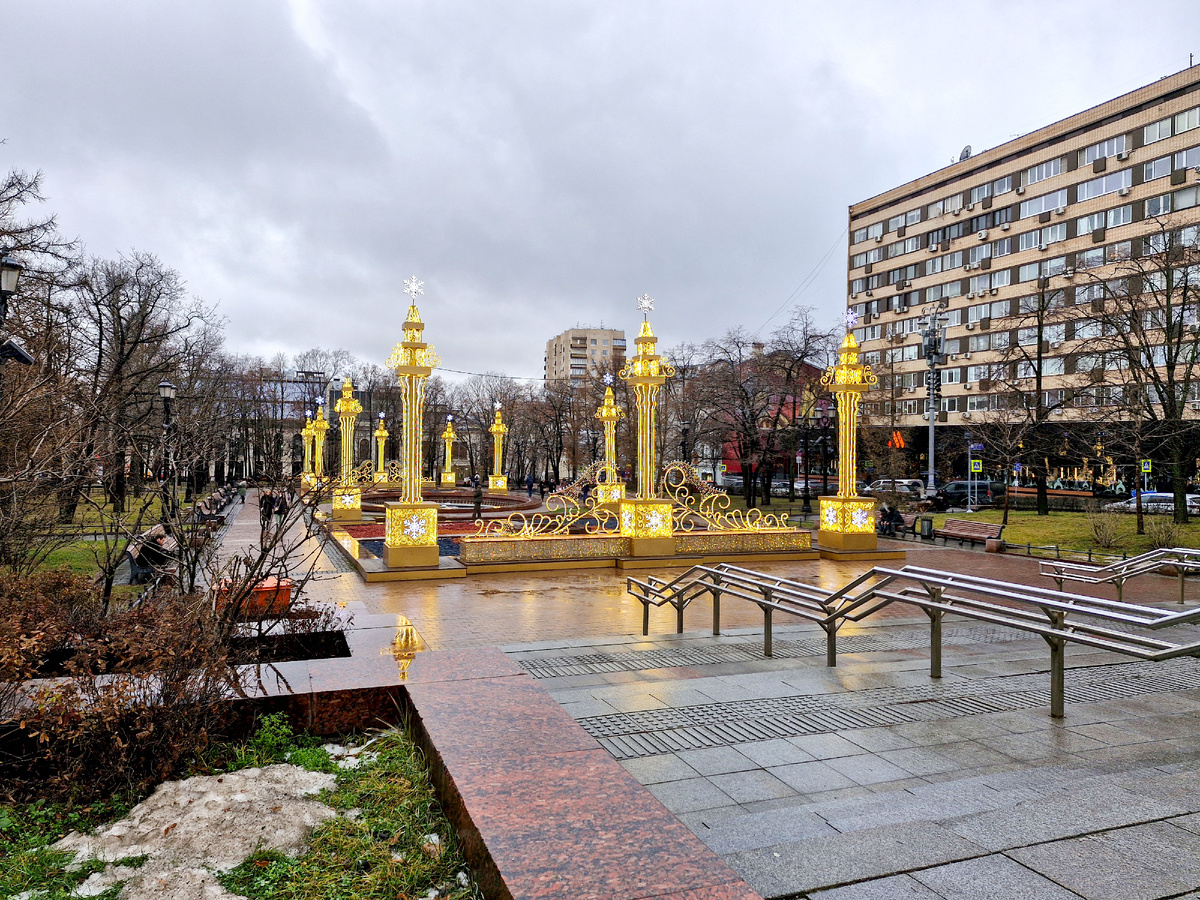 Новопушкинский сквер. Декабрь 2025