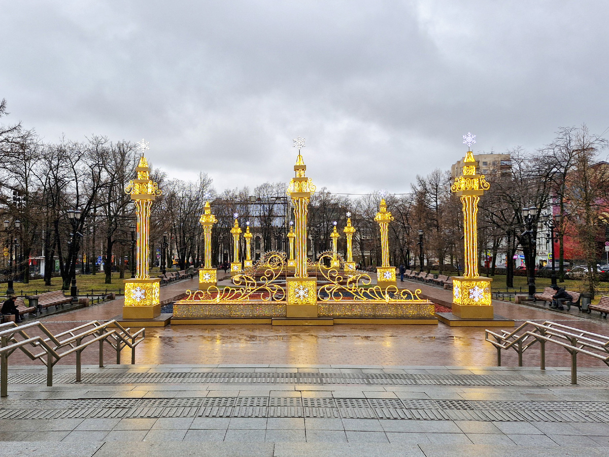 Новопушкинский сквер. Декабрь 2025