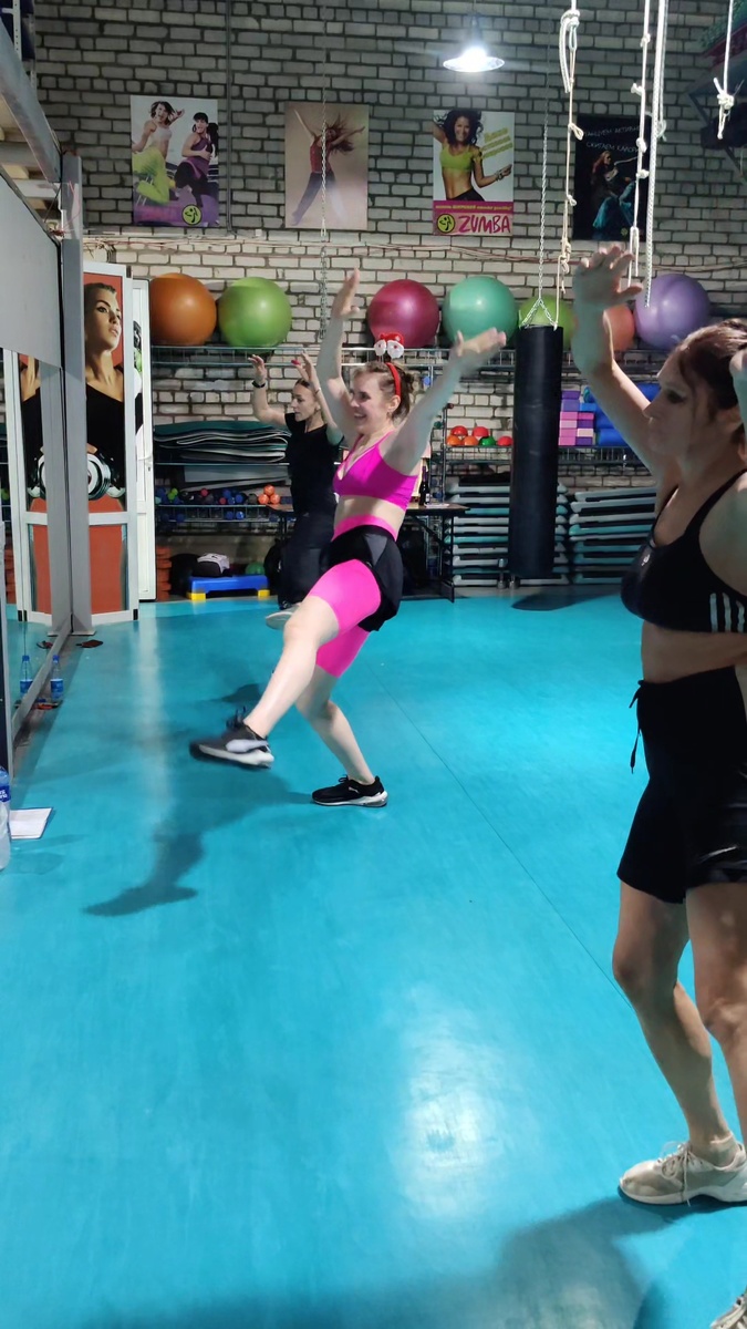 Снимала тренировку на видео. Стоп кадр момента травмы. Правое колено повело внутрь.