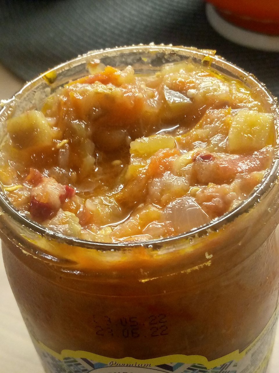 Здесь салат с баклажанами по типу икры.