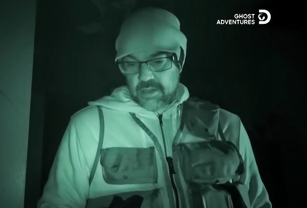    Ведущий Аарон Гудвин на съемках шоу «Призрачные приключения». Кадр: Entertainment Tonight / YouTube