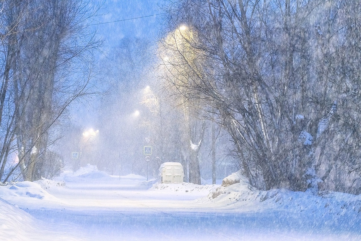 Снегопад, метельный день в городе. Фото Елены БЕЛОЗОРОВОЙ.