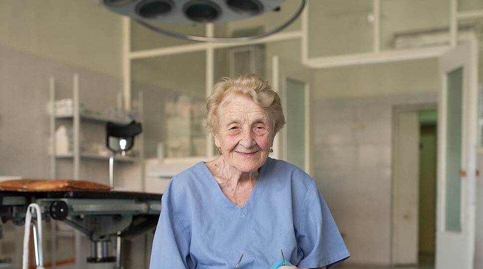 Она проработала хирургом 68 лет, оперерировала в 87 лет