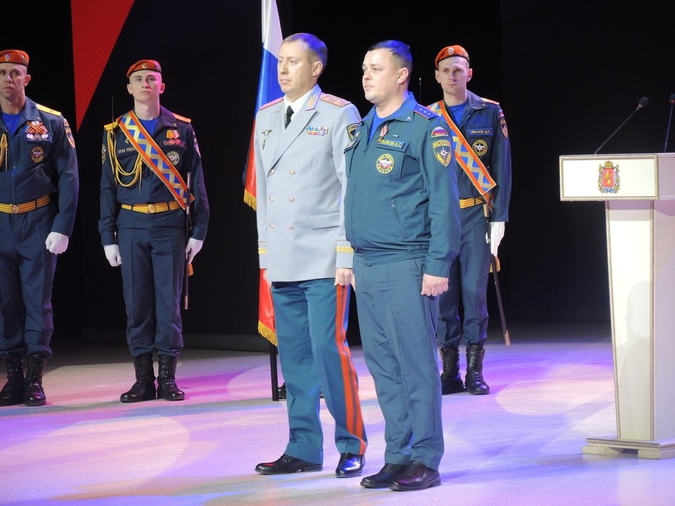    Генерал-майор Алексей Купин (слева) награждает Александра Рыжова. Алексей КОТМЫШЕВ