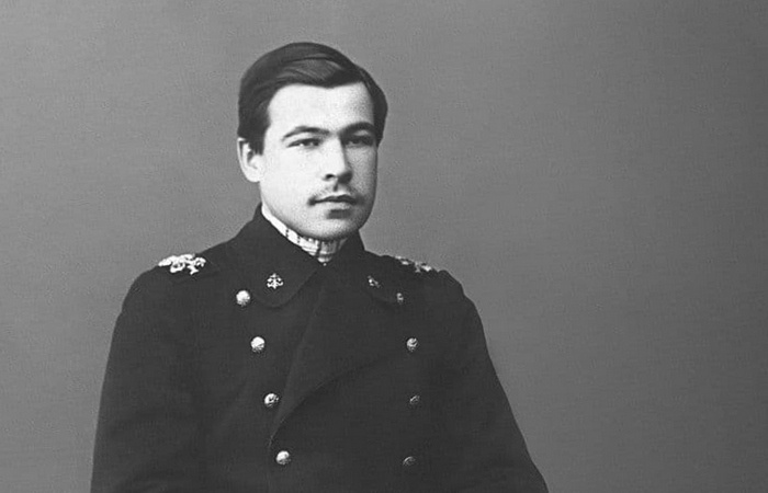 На военной стезе оказался случайно.