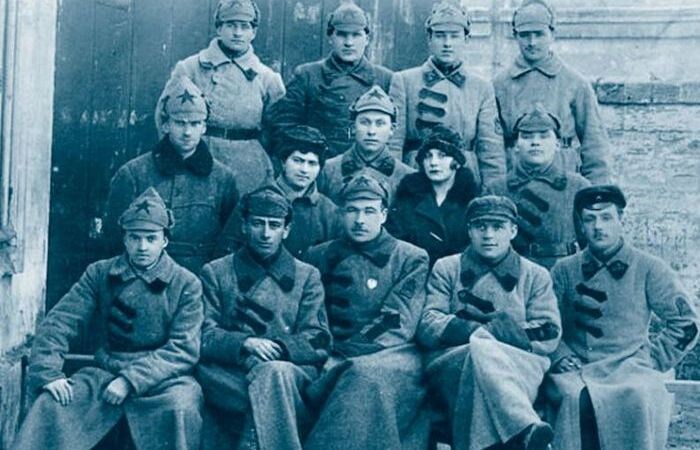В гражданскую войну успел повоевать по обе стороны.