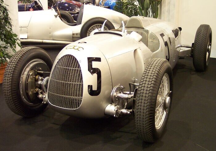 Мотор в Auto Union Typ C находился сзади