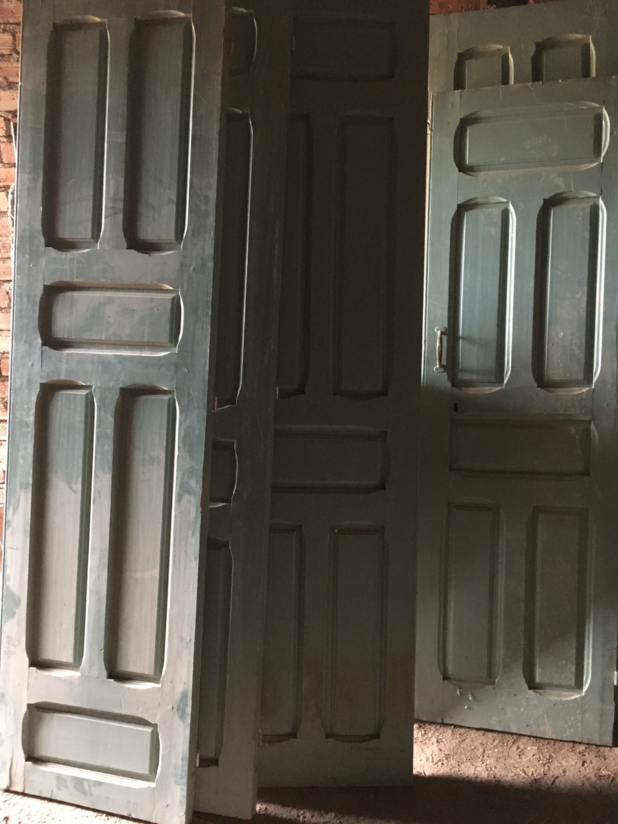 Вот такие двери. Это я их уже в сарай перевезла