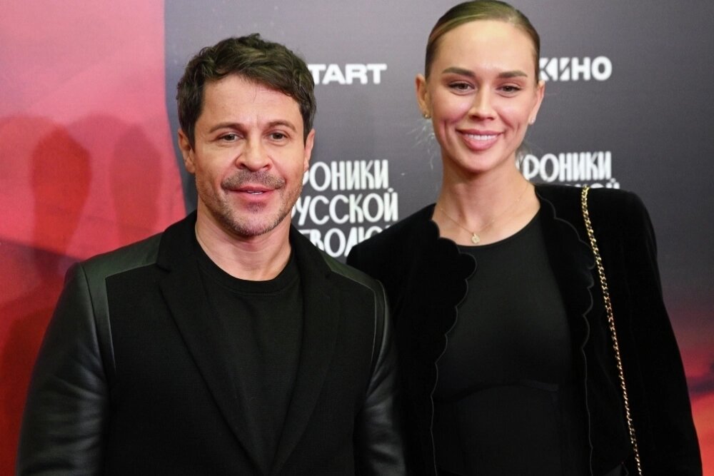    Павел Деревянко с супругой Зоей Фуць на премьере многосерийного фильма «Хроники русской революции» режиссера Андрея Кончаловского. Фото: РИА Новости/ Кирилл Зыков