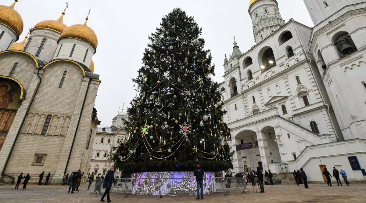 Главная новогодняя ёлка России, высотой 26 м., ей ровно 100 лет!