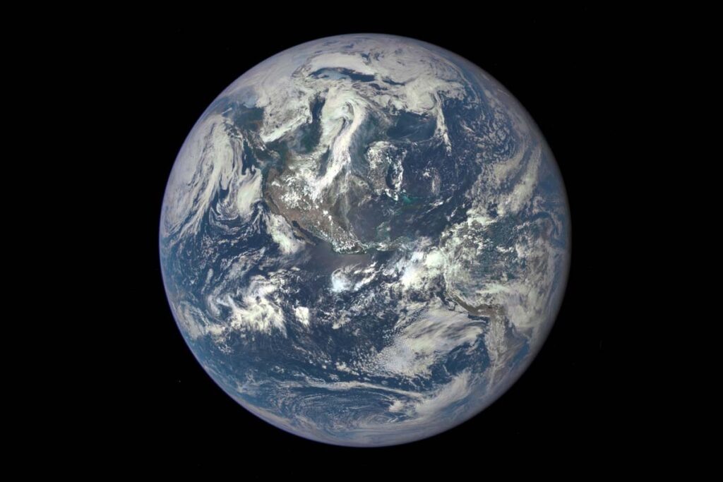 Изображение нашего общего Дома, полученное космическим аппаратом NASA Deep Space Climate Observatory (DSCOVR), который был запущен 11 февраля 2015 года для наблюдения за Солнцем и Землей / © NASA