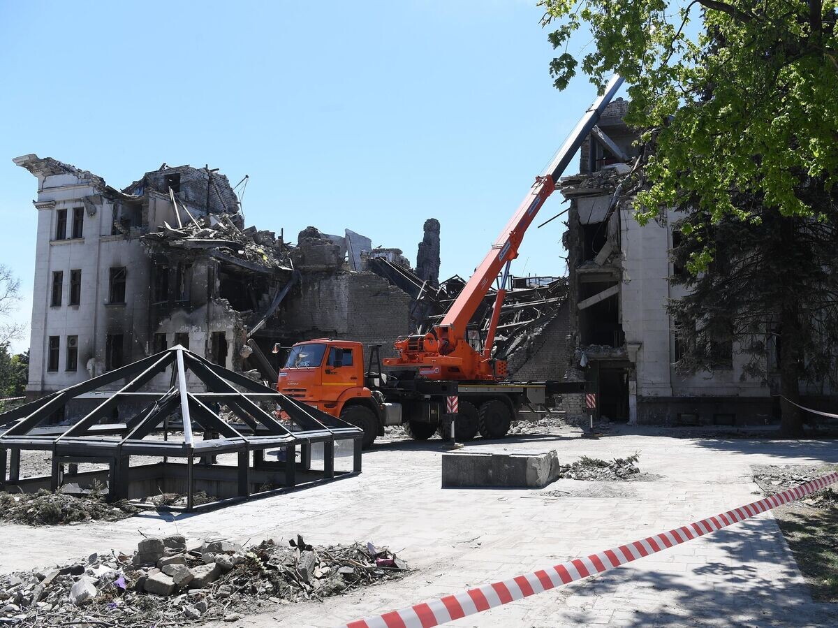   Разбор завалов на месте разрушенного Донецкого академического областного драматического театра в Мариуполе | © РИА Новости / Алексей Куденко