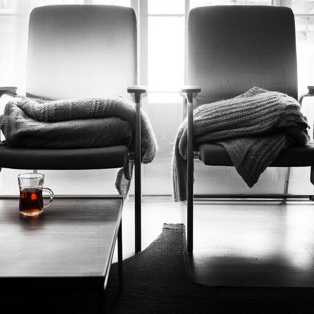 Теперь за этим столом говорят только паузы. И остывший чай в моей чашке.