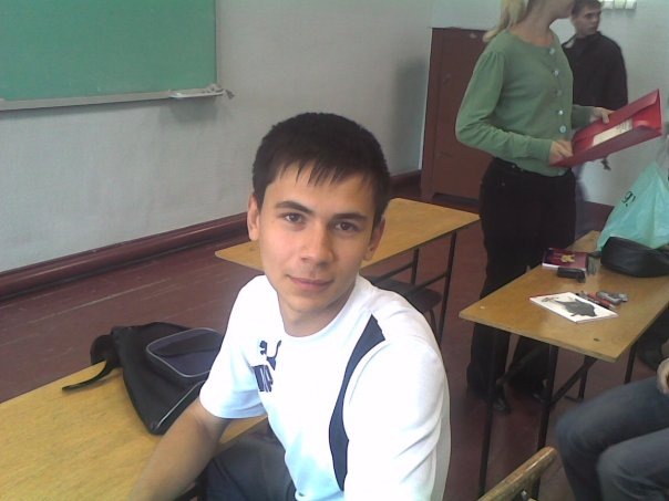 Молодой и зеленый, Руслан, не особо понимающий, на кого он учится, получает высшее образование.