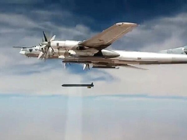 Первые ракеты ударили по целям в Киеве