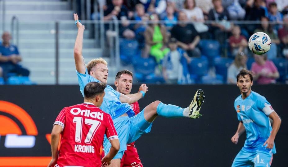    Аргентинский зенитовец Лусиано Гонду борется за мяч в товарищеской встрече со «Сьоном». Фото: ФК «Зенит»