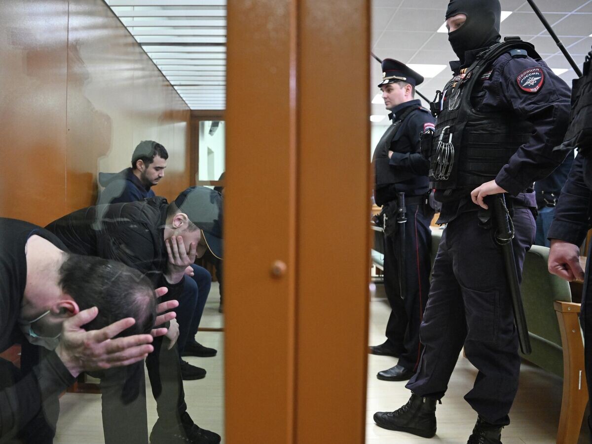    Обвиняемые по делу о теракте против начальника войск РХБЗ Вооруженных сил РФ Игоря Кириллова во Втором Западном окружном военном суде в Москве | © РИА Новости / Алексей Майшев