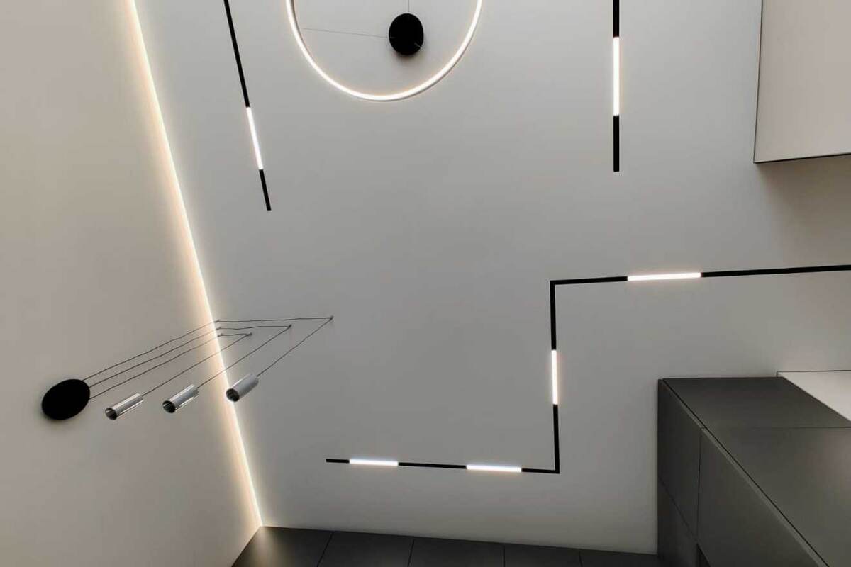 Опытные сотрудники устанавливают потолки быстро, аккуратно и профессионально. Фото: «Потолочкин»