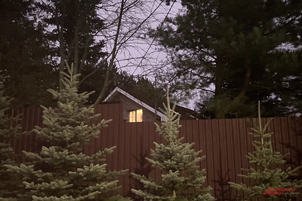    Свет в доме на территории резиденции Долиной. Фото: АиФ/ Лизавета Андреева