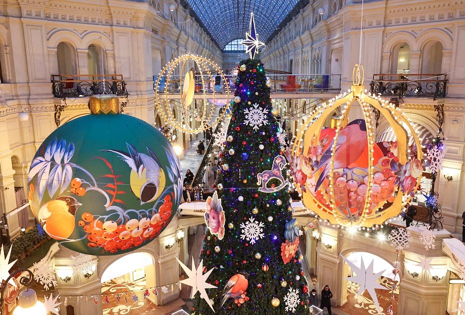 Главная новогодняя елка Кремля 2026 ночью — самая высокая елка Москвы на Соборной площади Кремля, 26 метров, 2500 игрушек, световое шоу