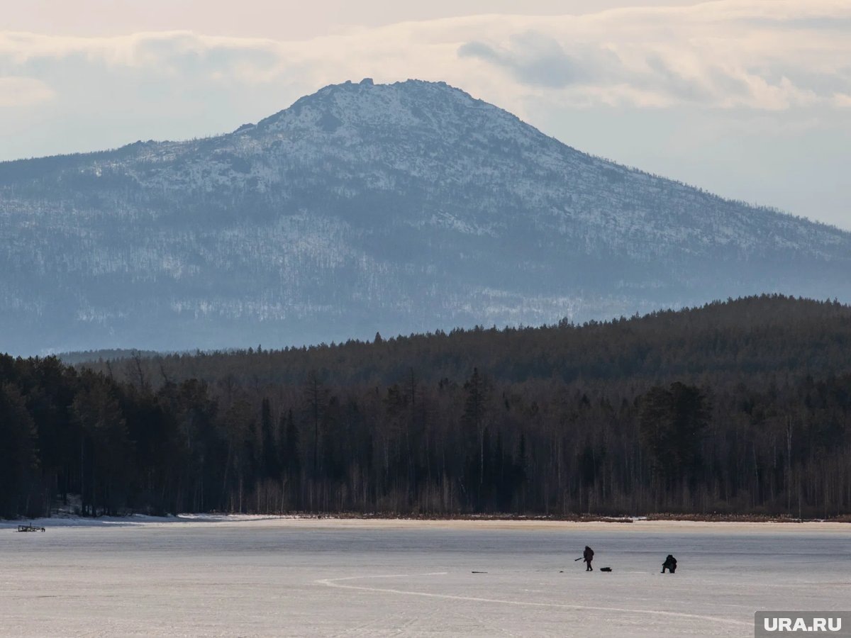     Машина выехала на лед в ненедлежащем для этого месте