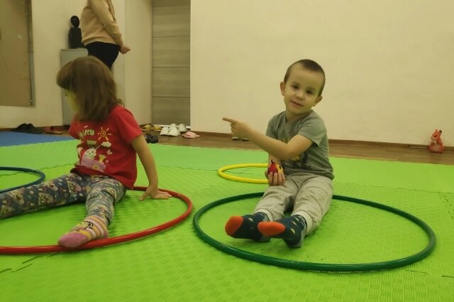    Даня научился взаимодействовать с другими детками. Фото: НПЦ "Здоровье нации"/ Никита Каликин