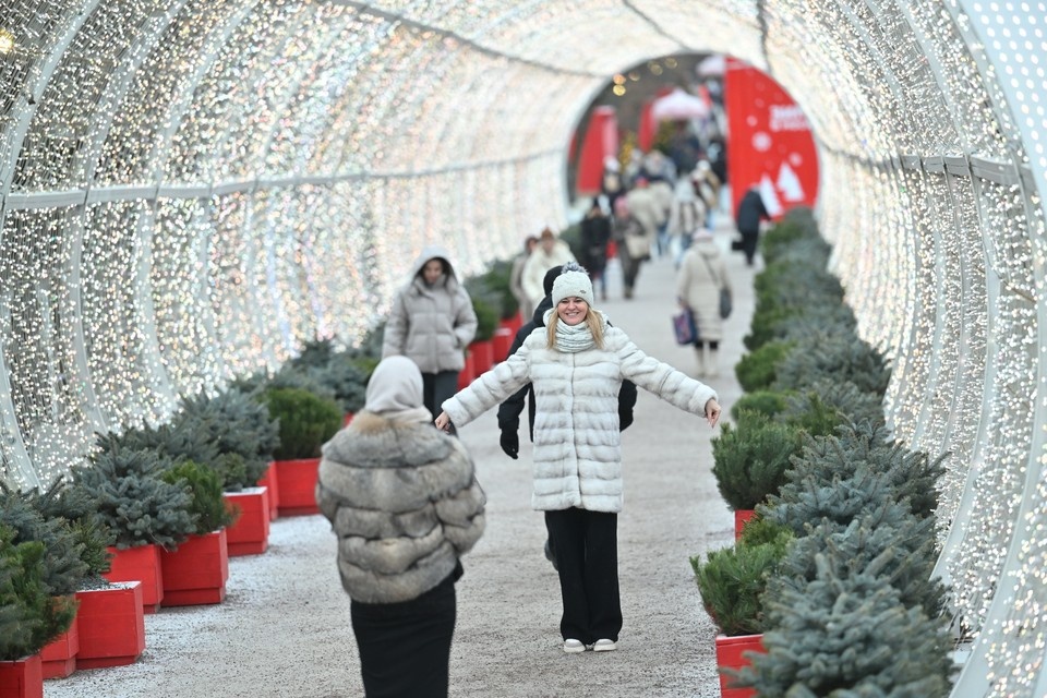    Москва. Девушки фотографируются в световом тоннеле на Тверском бульваре. Евгения ГУСЕВА