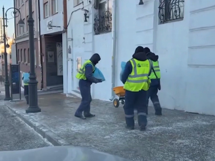     Дороги и тротуары Владивостока обработали противогололедными материалами фото: пресс-служба администрации Владивостока