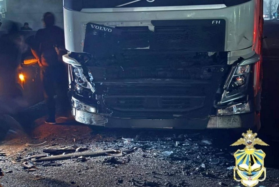    Столкнулись легковая «ВАЗ-2114» и грузовая фура «Volvo FN». Фото: МВД республики