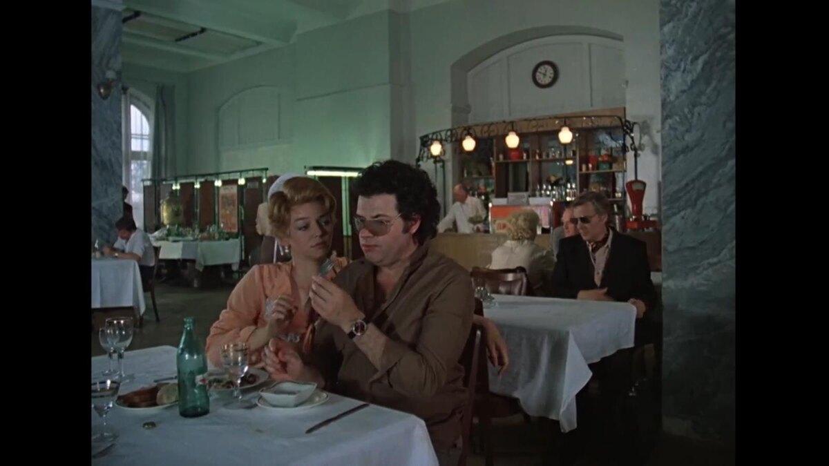    Раиса Этуш в своей самой "звёздной" роли - официантка Люда из легендарного фильма "Вокзал для двоих" (1982, режиссёр Эльдар Рязанов, Мосфильм).