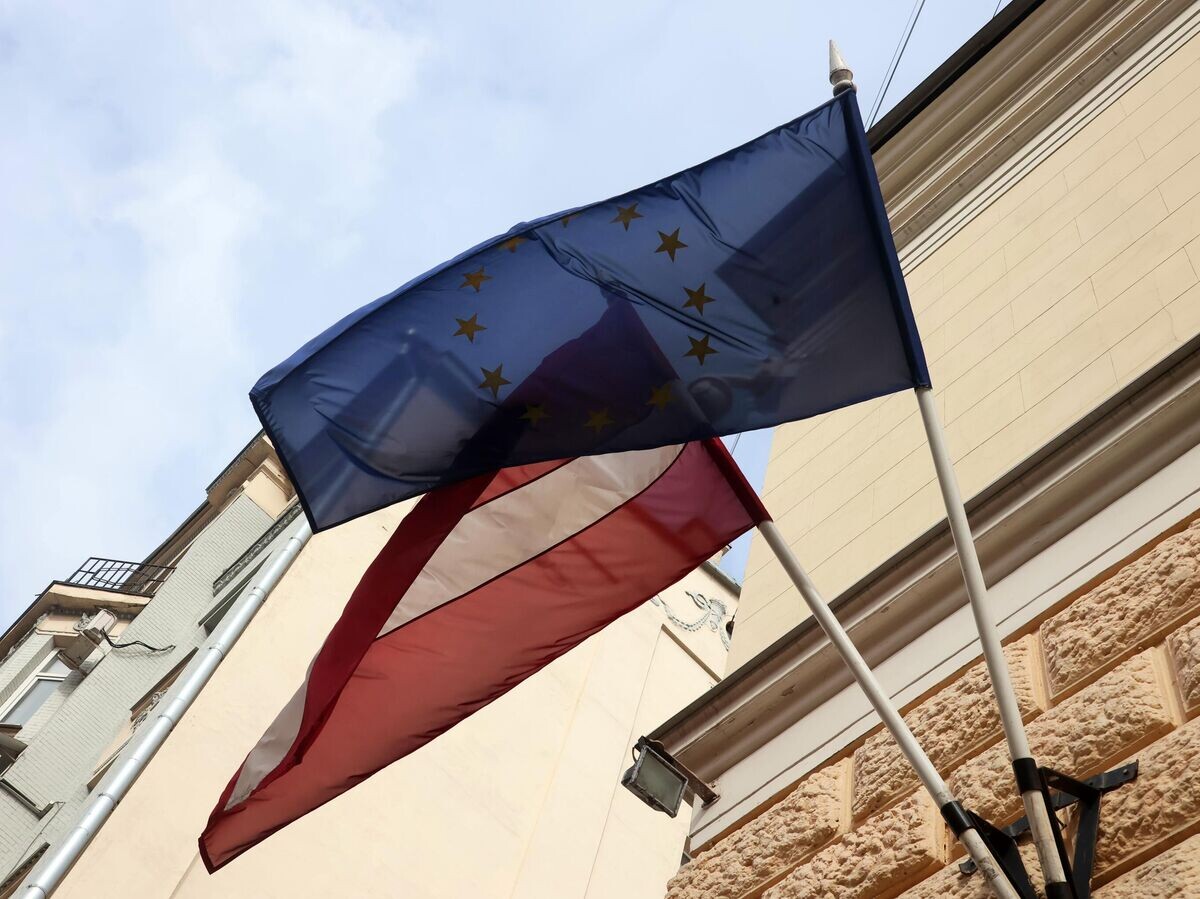    Флаги на здании посольства Латвии в Москве | © РИА Новости / Виталий Белоусов