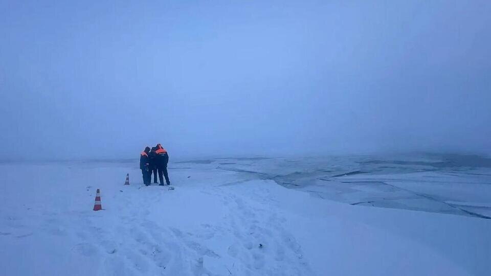     Семь взрослых и ребенок провалились под лед вместе с автомобилем в Якутске t.me/МЧС Республики Саха (Якутия)