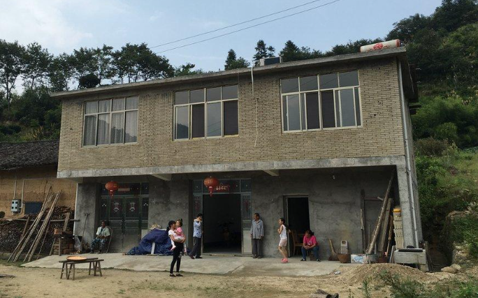 Такие деревенские дома считаются хорошими - бетон, болшие окна, собственный двор