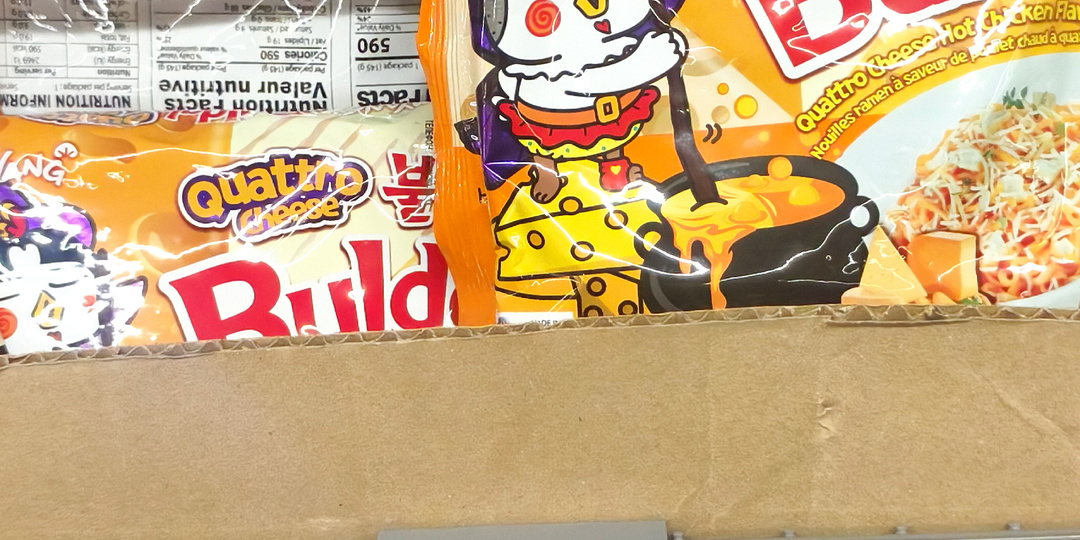 Пробую корейскую лапшу Samyang Quattro Cheese.