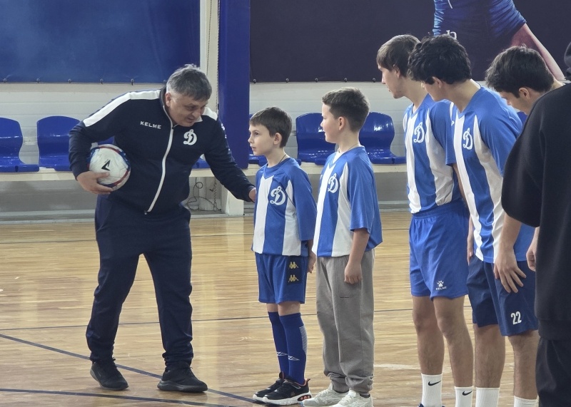    Игроки «Динамо-Ставрополь» подарили мяч с автографами участнику акции «Ёлка желаний»