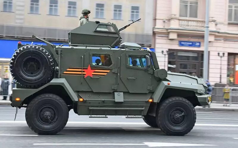    Бронеавтомобиль Спартак. Максимальная скорость – 100 км/ч, полная масса – 14,5 тонны, мощность двигателя – 312 л.с.