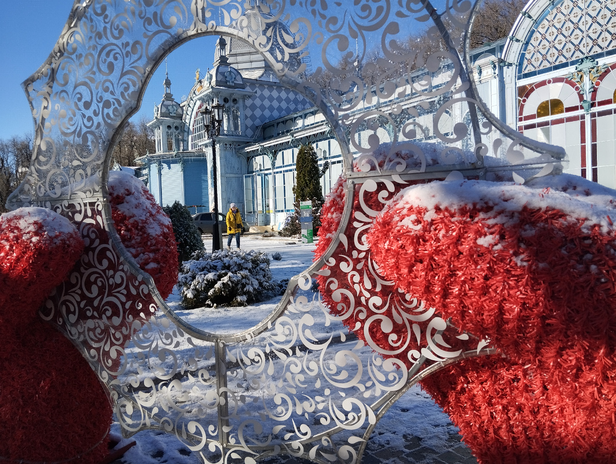 Словно открытка " С новым годом!"-  фотография сделана в курортном парке