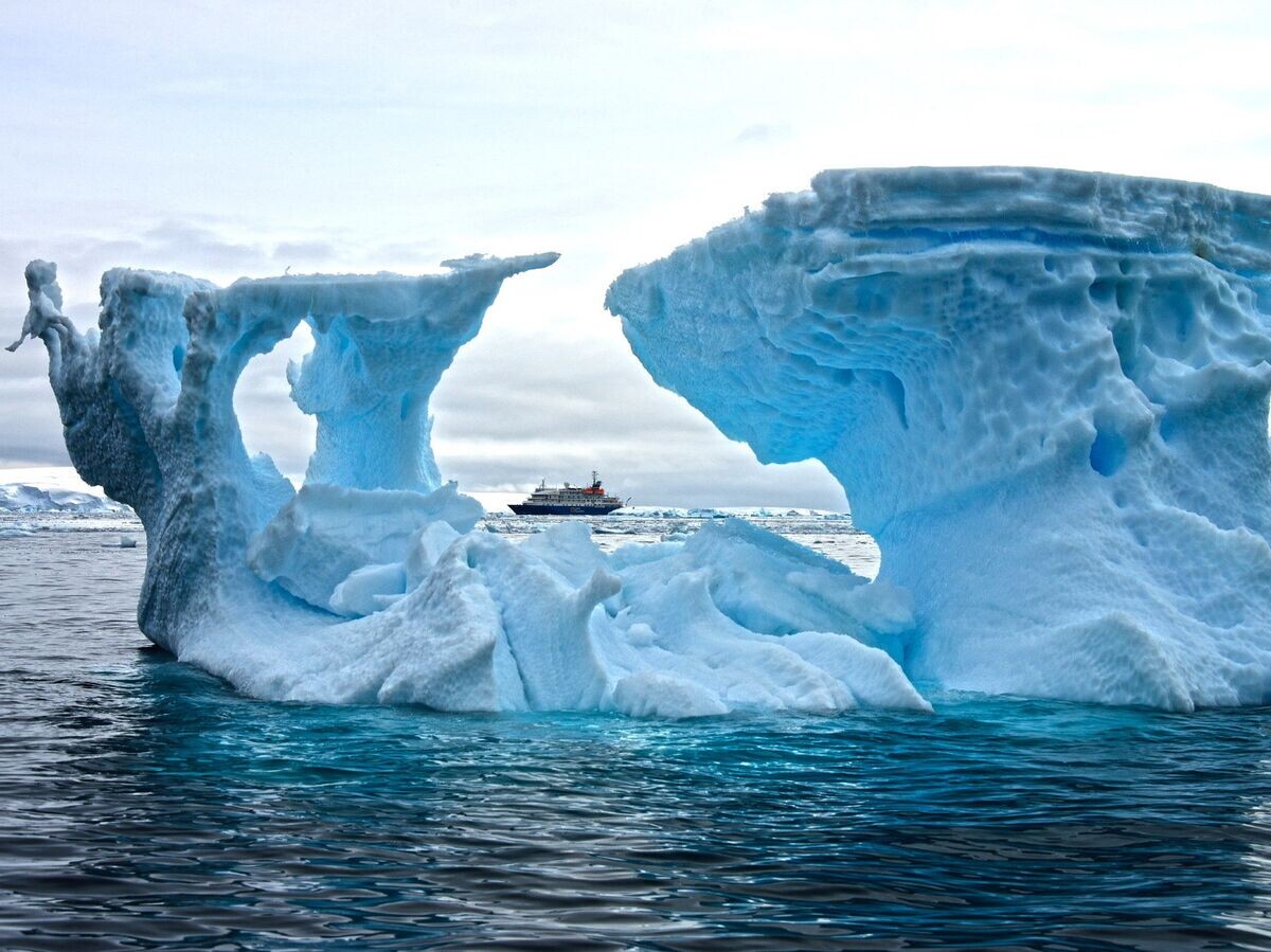    Исследовательское судно у берегов Антарктиды | © Fotolia / fotodeandre