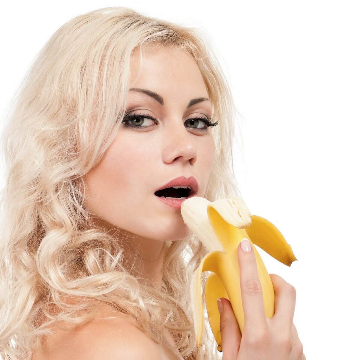 Некоторые мастерицы настолько умелы, что глотают банан всегда целиком — и влетает со свистом!