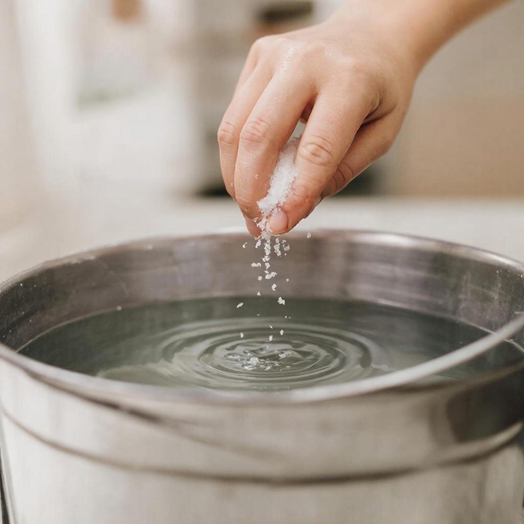 Горсть соли в ведро воды творит чудеса, которые не под силу бытовой химии.