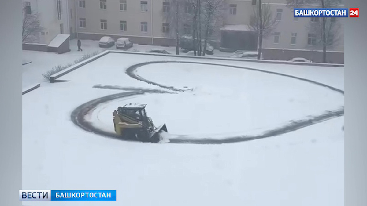    В Уфимском университете тракторист семь лет создает на снегу сердечки для студентов